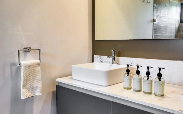 Chic PH Haven with rooftop By Tasman