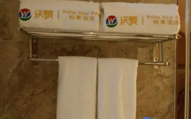 Wodun Platinum Hotel (Qinzhou East Railway Station Niannianfeng Plaza)