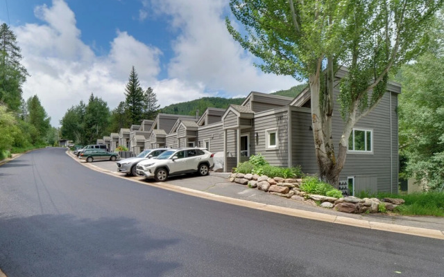 Chillside Chalet: Modern West Vail Townhouse!