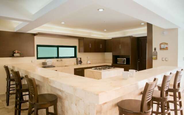 5 BR House with Pool and Private Beach