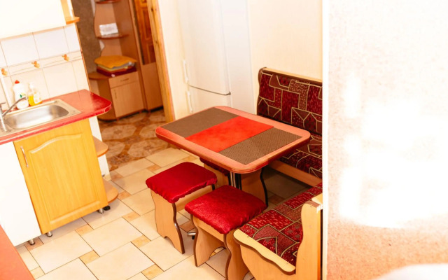 Біля цирку (Near the circus)