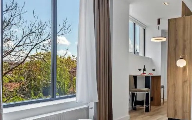 One88 Apartments Plus - Brand New Premium King Studio