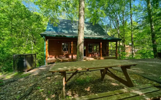 Cabin in Nature w/ Hot Tub & Games!