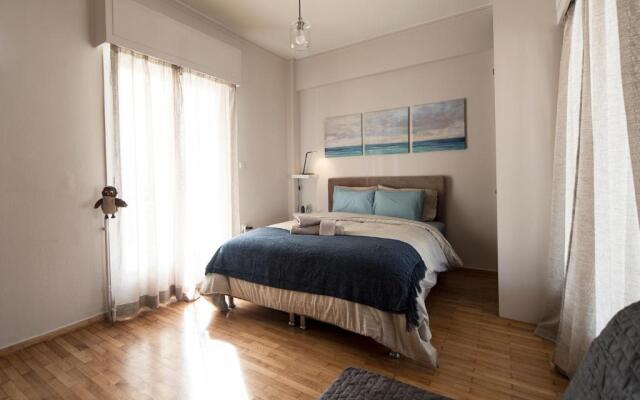 EL GRECO bright, airy penthouse in trendy Petralona