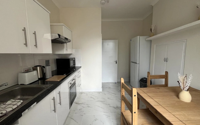 New Spacious 4 Bed Apartment in Kew Bridge