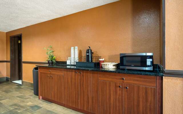 AmericInn by Wyndham Grand Rapids Airport North