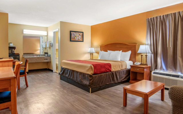 Econo Lodge Inn & Suites Evergreen