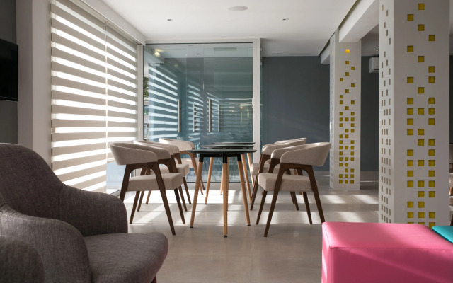 Flora Maria Hotel & Annex Apartments