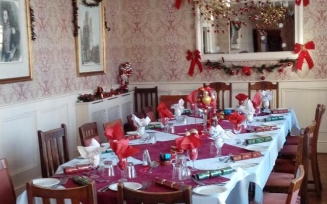 Neuadd Arms Hotel