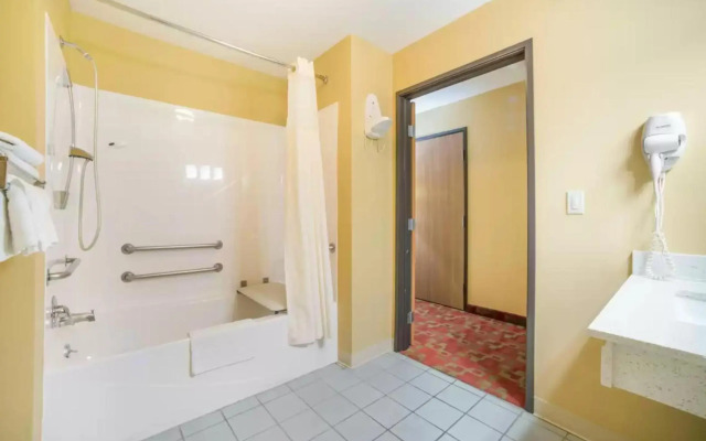Quality Inn O'Fallon IL - St. Louis
