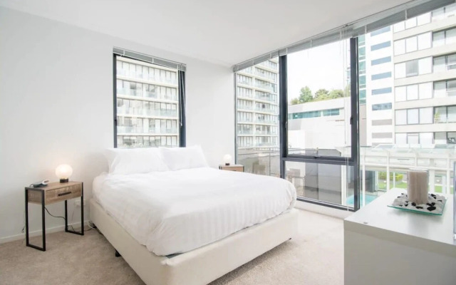 Stylish 3 Bedroom Melbourne Apartment