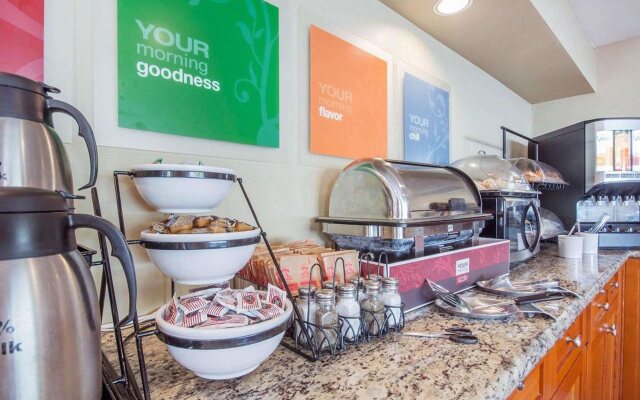 Econo Lodge Inn & Suites