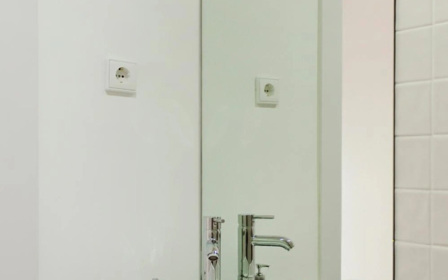 Sunday - Lovely Mezzanine with FREE PARKING