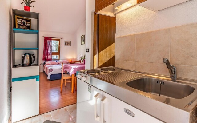 Stunning Apartment in Jadreski With Wifi