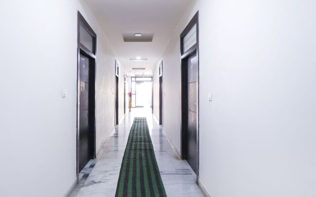 OYO 10876 Hotel Taj signature