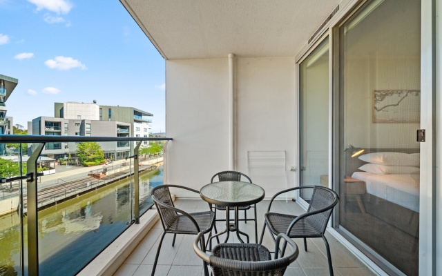 Stylish 1-bed Retreat Steps From Foreshore – Balcony – Canberra