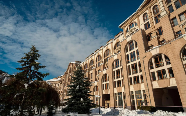 Vremena Goda Apartments on the Vremena Goda embankment