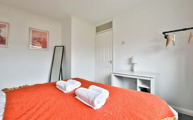 3 Bed House with Private Parking