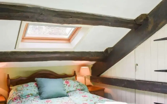 Red Squirrel Haven 2BR House - Sleeps 4 - Parking