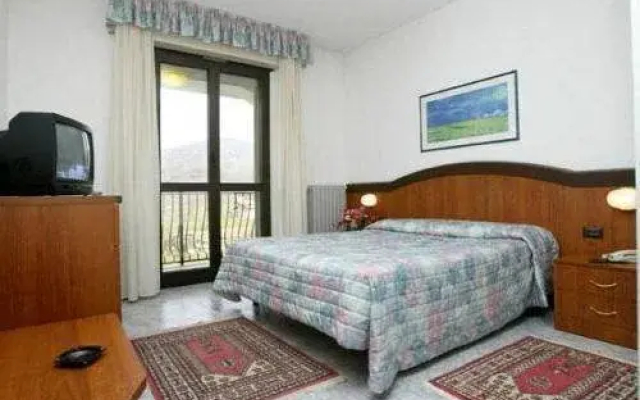 River Hotel