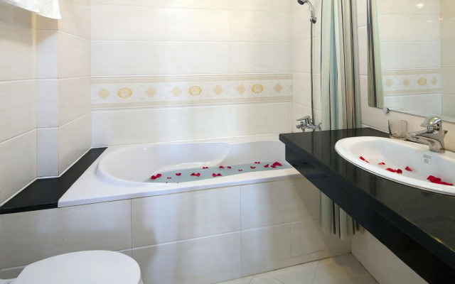 Lucky 3 Hotel & Travel