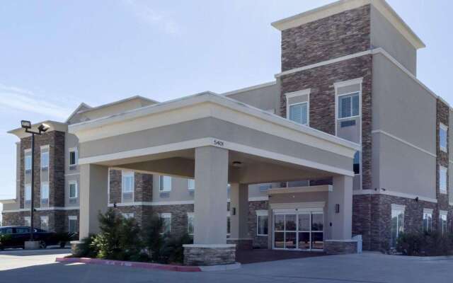 Quality Inn & Suites Victoria East