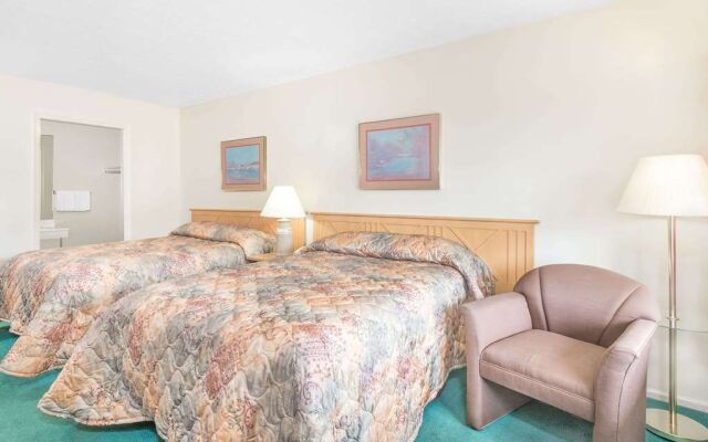 Knights Inn New Philadelphia