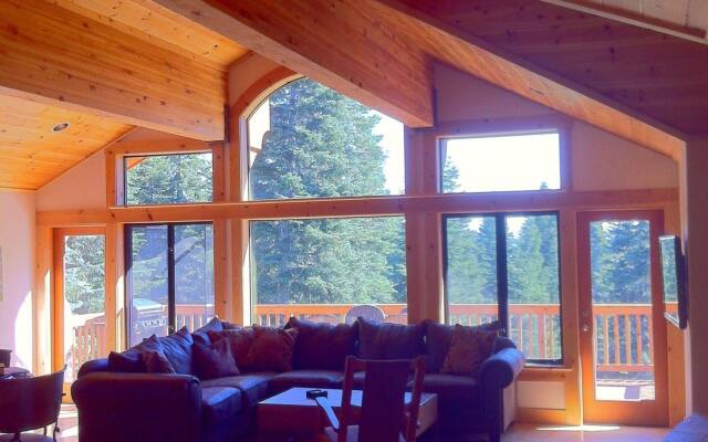 Luxury TreeHouse in Tahoe Donner with Hot Tub and Media Room by RedAwn