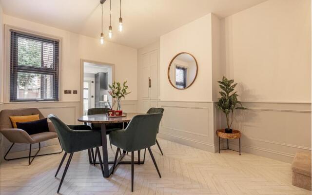 2 Bedroom House- Hereford City Centre with Parking