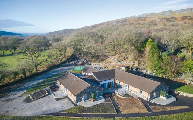 Suite 2 - Sleeping Giant Hotel - PEN Y CAE Inn