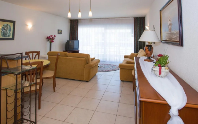 Apartment Near Zeedijk With Sea View