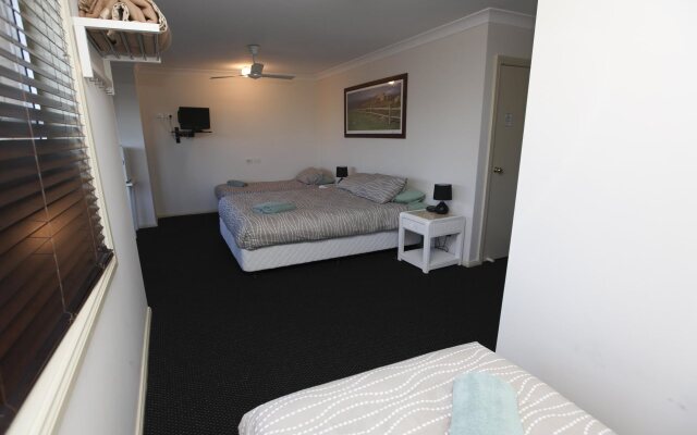 Across Country Motel and Serviced Apartments