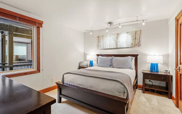 Fifth Avenue Condominiums by Frias