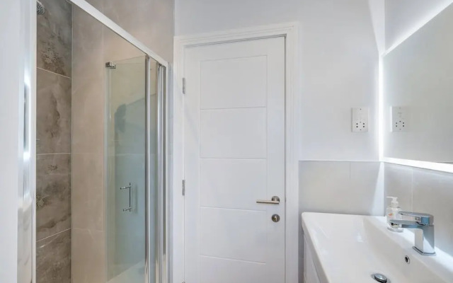 Modern Executive 5 Bedroom Home in Purley