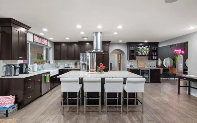 Desert Diva Hideaway - Sleeps 14