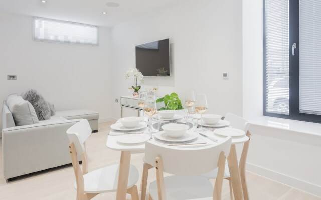Bright, Newly Refurbished Townhouse in Bath