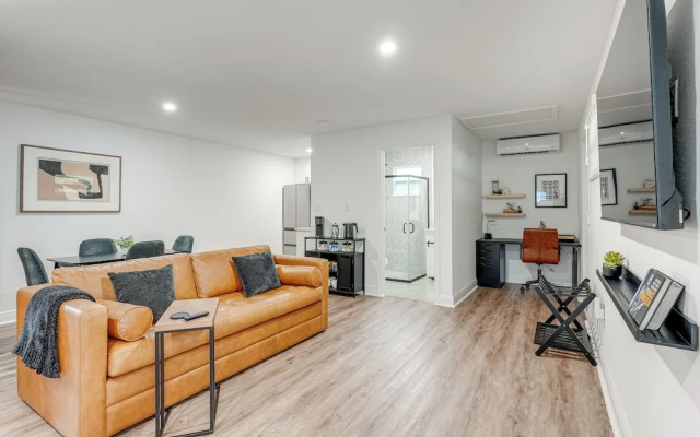 Stylish Lakeland Studio w/ Workspace