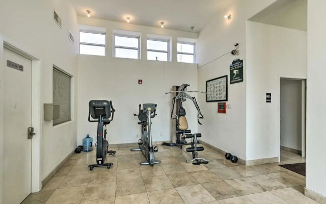 Pool Access, Walk to Beach: Galveston Condo!