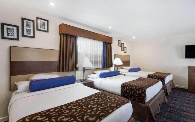 Howard Johnson by Wyndham Berkeley