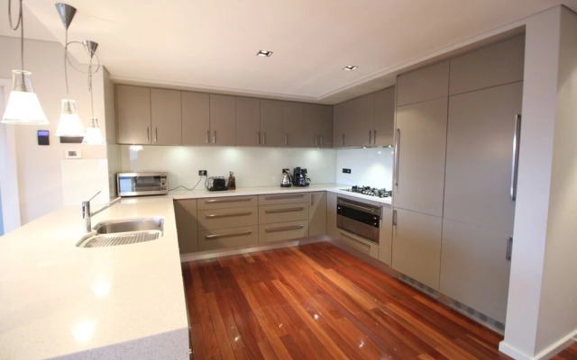 Sunny Sandy Bay Apartment