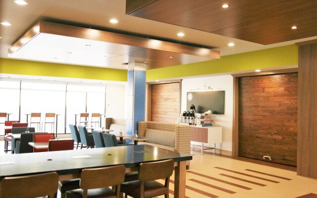 Holiday Inn Express & Suites Clarion