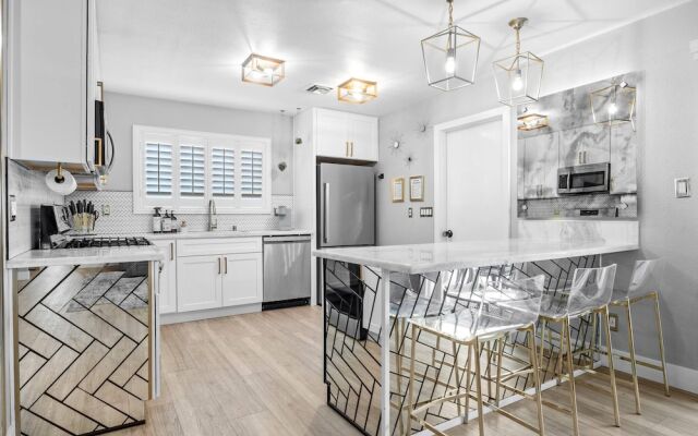 4bdrm 2 Bath Pool Close To Strip & Conventions