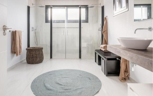 19999- Magnificent and modern decorated villa