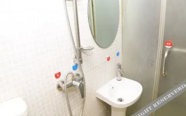 198 Express Hotel (No.1 Technical School Qili Temple Metro Station)