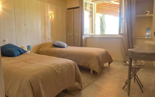 Stunning Holiday Home With Swimming Pool in Loupia