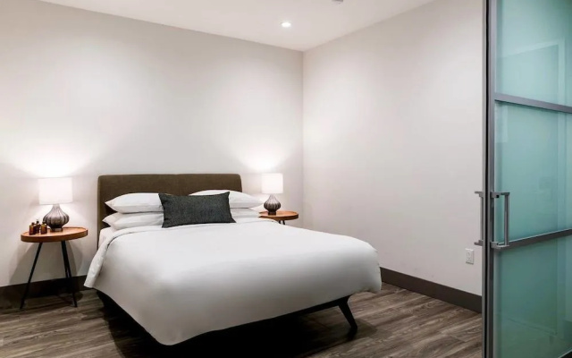Bright, Cozy & Clean in DTLA w/ Amazing Rooftop!