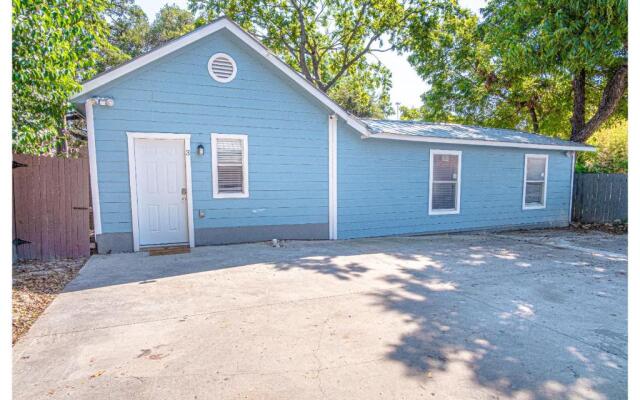 Remodeled Historic 1BR1BA House Near Downtown