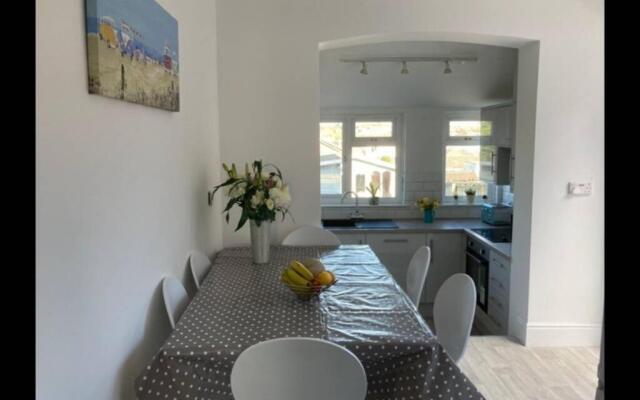 No43: Versatile 4BR coastal home with summer house