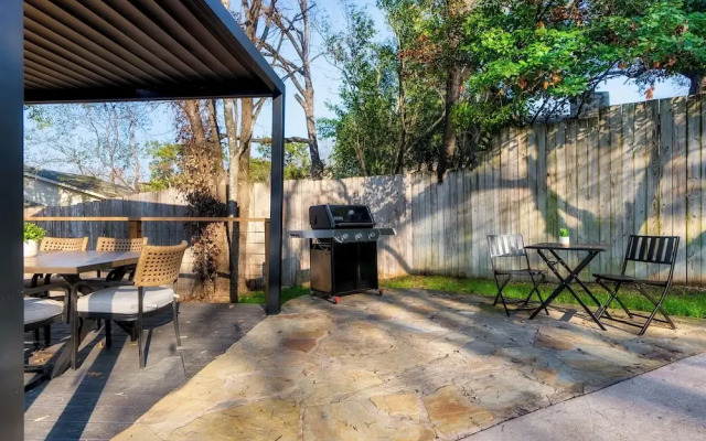 Luxury Zilker Home Pool Hot Tub Kitchen