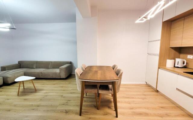 Boulevard 2 BR Apartment